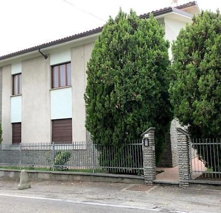 Casa Nebieu In Edificio Indipendente Nel Centro Di Monforte Монфорте-д'Альба Экстерьер фото