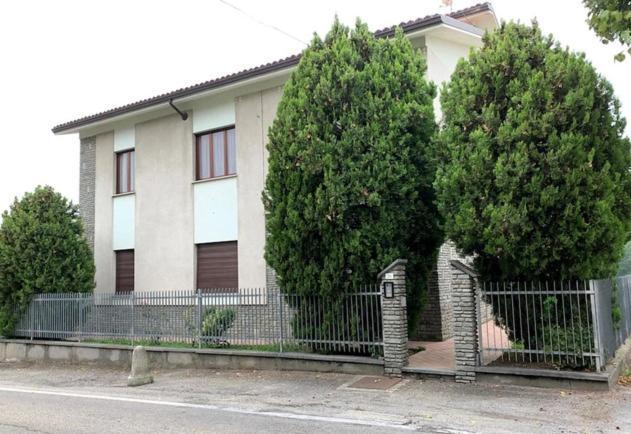 Casa Nebieu In Edificio Indipendente Nel Centro Di Monforte Монфорте-д'Альба Экстерьер фото